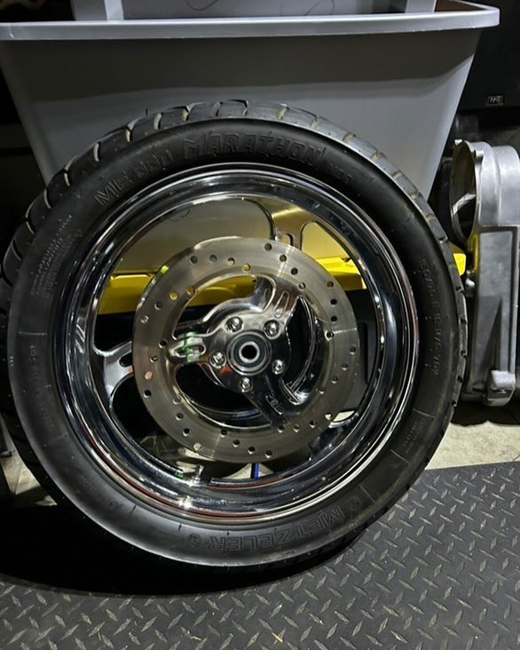 18 front and 18 rear with matching rotors and chrome pulley - Image 3