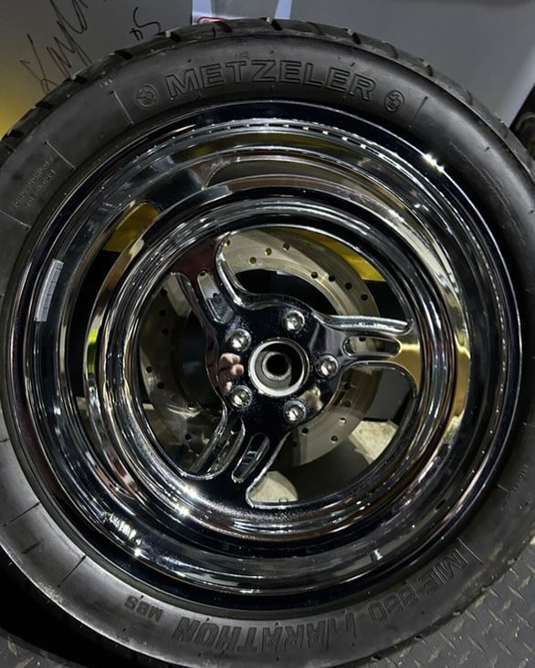 18 front and 18 rear with matching rotors and chrome pulley - Image 4